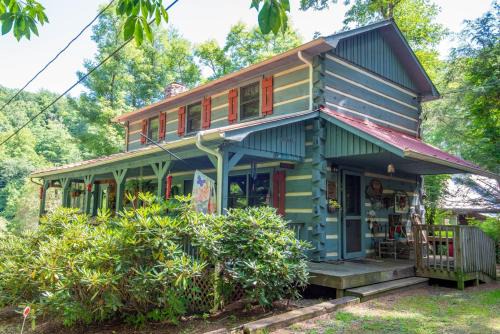 Fleetwood Casa | New River Access, Sleeps 9, Fire Pit, Dogs Welcome