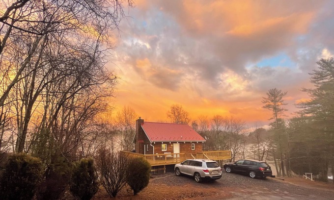 Crumpler Cabina | New River mountain cabin, sleeps 9