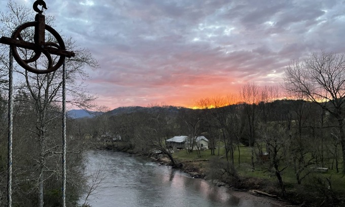 Murphy Cabina | *NEW Riverfront Cabin with Mountain Views