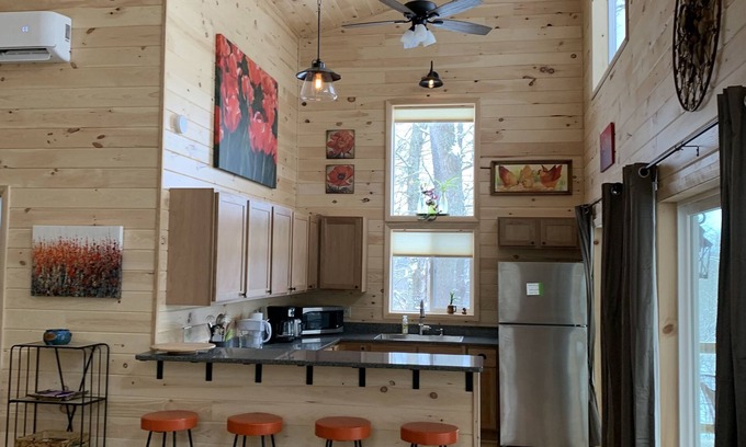 New Marshfield Cabina | New & Romantic Couples Cabin with hot tub & fire pit near Athens & Hocking Hills