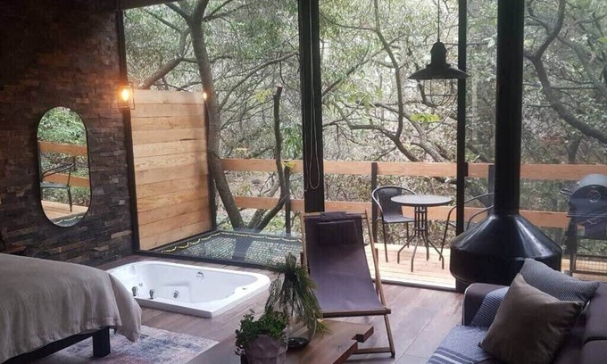 Zapopan Apartamento | NEW! Romantic Forest Loft with Hot Tub, Deck & BBQ