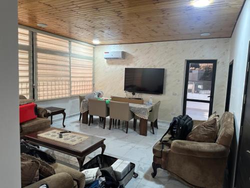 Al Jubeiha Apartamento | New Rooftop 3 bedroom furnished apartment- Super deluxe