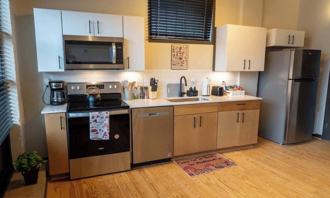 Martinsville Apartamento | Newly Renovated 1 Bedroom apartment in uptown - safe - walkable