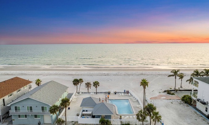 Redington Shores Condominio | NEW San Remo 102! Last Minute Summer Openings! Beach Views!!