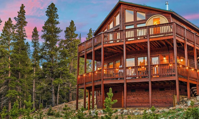 Valley of the Sun Cabina | NEW! Sauna Hot tub 2 King Beds Game Room Near Breck Mtn views
