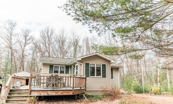 Neillsville Cabaña | NEW! Secluded Cozy Cottage w/Deck, BBQ & Fire Pit!