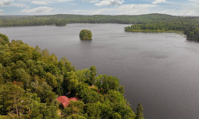 Fifty Lakes Casa | NEW! Secluded Wilderness Haven near snowmobile/hiking trails, King Bed & Jacuzzi