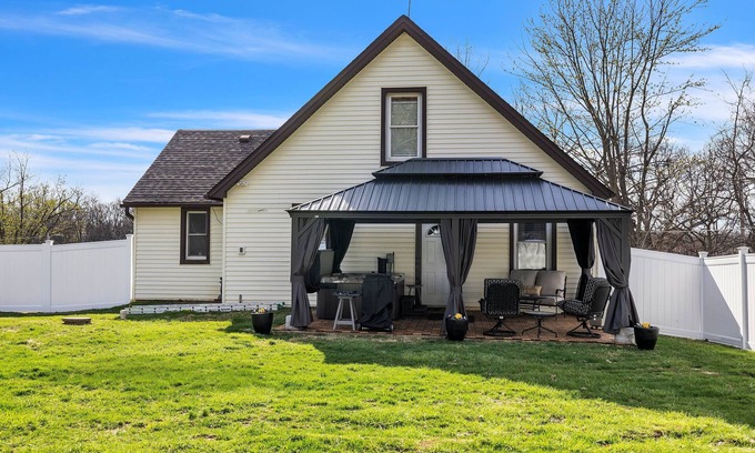 Imperial Casa | NEW! Serene Corner Cottage with Hot Tub