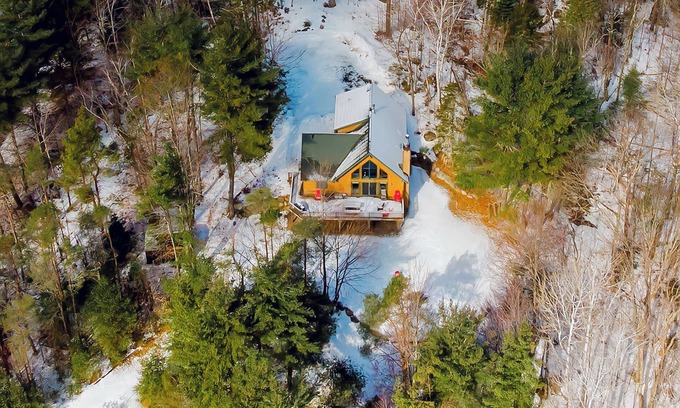 Wilmington Cabina | NEW! Serene, Hot Tub, Near Lake Placid & Whiteface, Arcade
