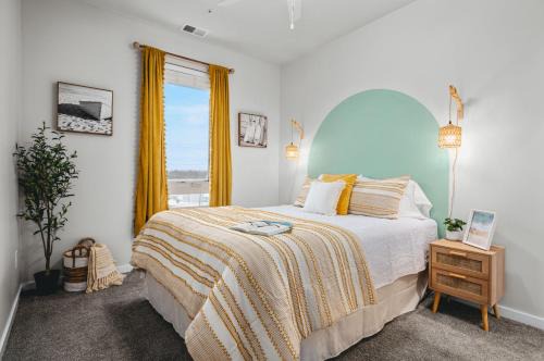 Traverse City Casa | NEW Shoreline 401 2BR Condo Near Downtown and Bay