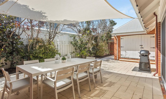 North Fremantle Casa | NEW Short Walk 2Beach+Starlink+lots of parking!