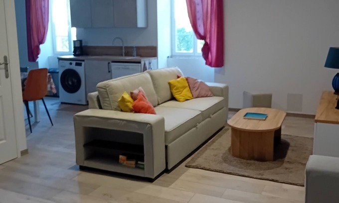 Lectoure Apartamento | New, single-storey apartment in a Gers mansion with hillside views