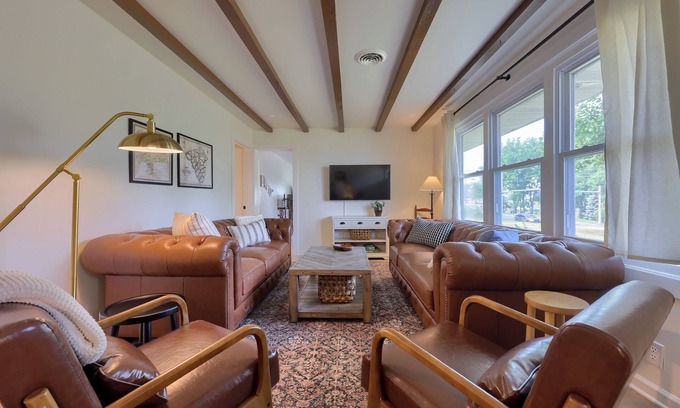 Ronks Casa | New! Sleeps 16! Across from Sight&Sound! Location!