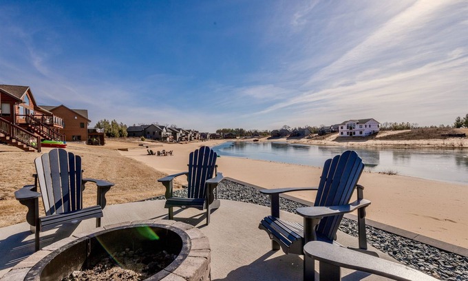New Lisbon Casa | NEW!Sleeps 16, Beach, Games, WI Dells 28 Miles