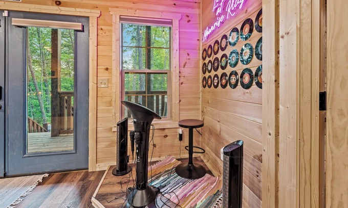 Sevierville Cabina | Book today New build, views, theater room, game room, walking trails, firepit