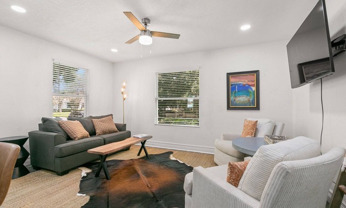 Courier City - Oscawana Apartamento | NEW! SoHo Sanctuary - Gorgeous Apartment Steps to S Howard Ave with Fenced Yard