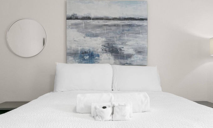 Courier City - Oscawana Apartamento | NEW Soho Sanctuary - Gorgeous Apartment Steps to S Howard Ave With Fenced Yard