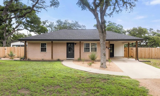 Dripping Springs Casa | New SPA! Dwntwn DRIP Bluff St Cottage & Guest House! Walk to Food, Bars & Music!