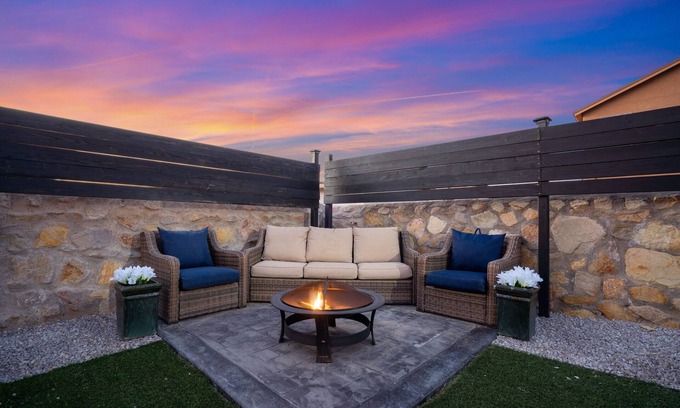 El Paso Casa | ** New Spacious 4 BED 3bath Home W/ Beautiful Yard/Fire Pit/ Grill/Gym/PingPong*