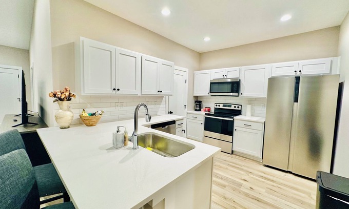 Wichita Casa | New Spacious 4-bedroom house in Wichita with Basketball hoop