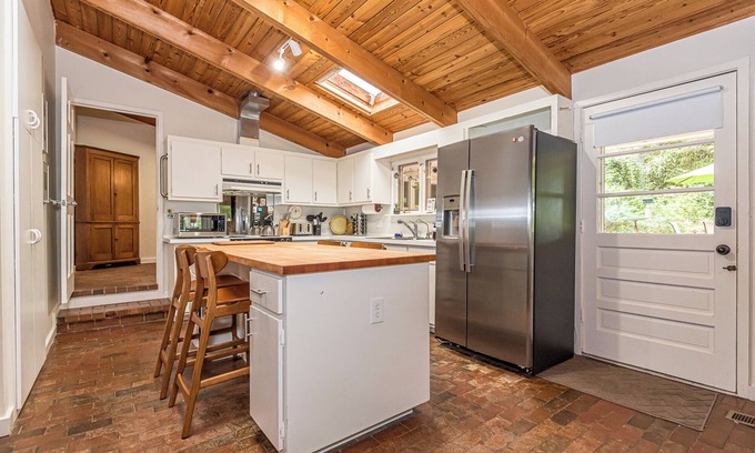 Creedmoor Casa | New! Spacious 5-bedroom house, Great deck, Pool, Close to Attractions