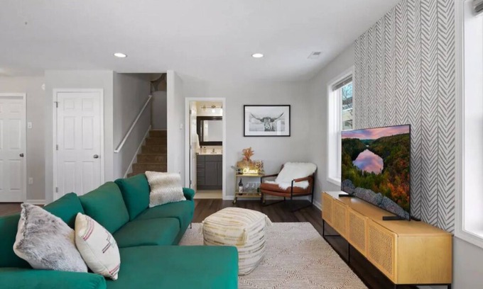 Uptown Casa | NEW Spacious Abode | Bright + Modern Uptown Home