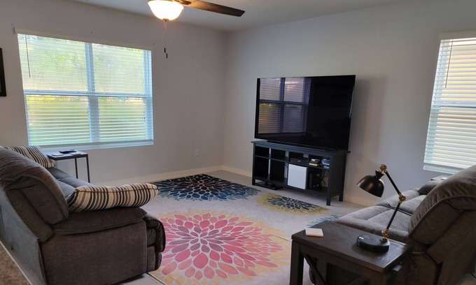 Palmetto Casa | NEW! Spacious and Bright Single family home in neighborhood with community pool