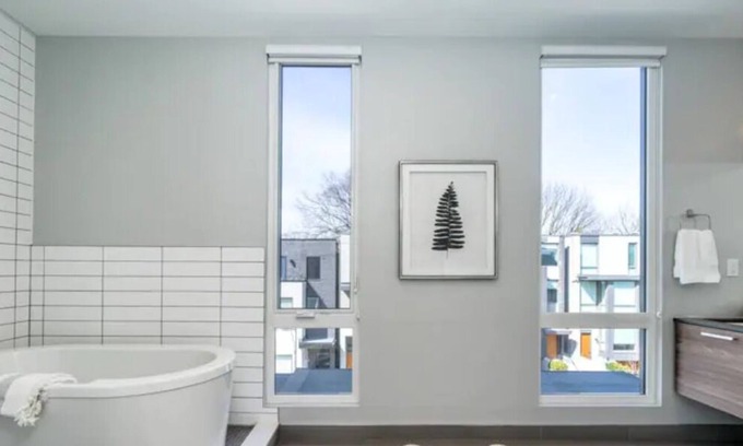 Upper Beaches Casa | NEW Spacious BEACHES townhouse w/ parking & office