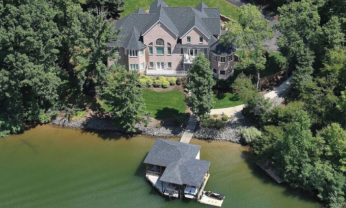 Moneta Casa | NEW - Spacious + Covered Dock + No wake zone + Kayaks + Theater