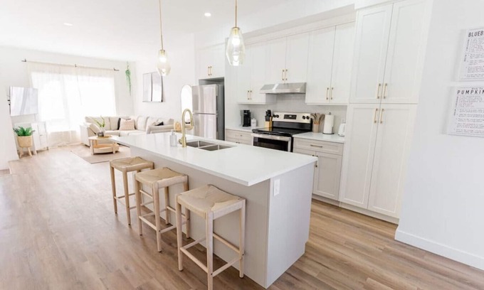 Winnipeg Casa | *New & Spacious | Free Parking | 7min to Downtown*