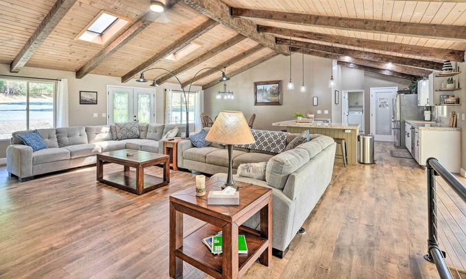 Glencoe Cabina | Spacious Golf Course Cabin w/ Pond Fishing!