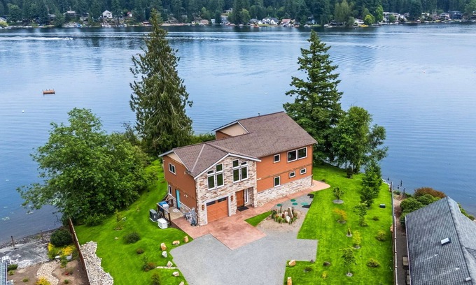 Black Diamond Casa | NEW Spacious Lakefront Lodge includes Breakfast
