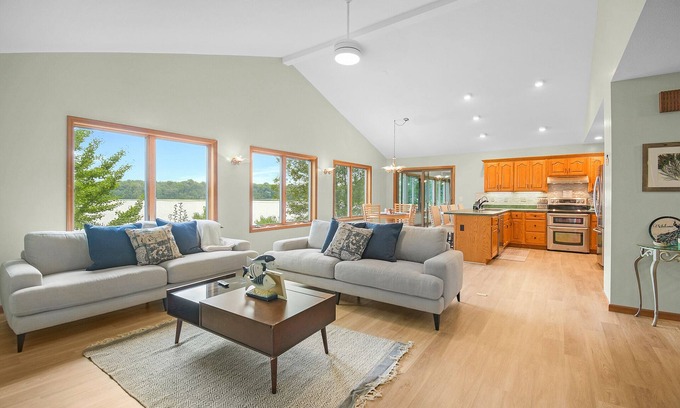 Athens Casa | NEW Spacious Lakehouse Retreat +private pier