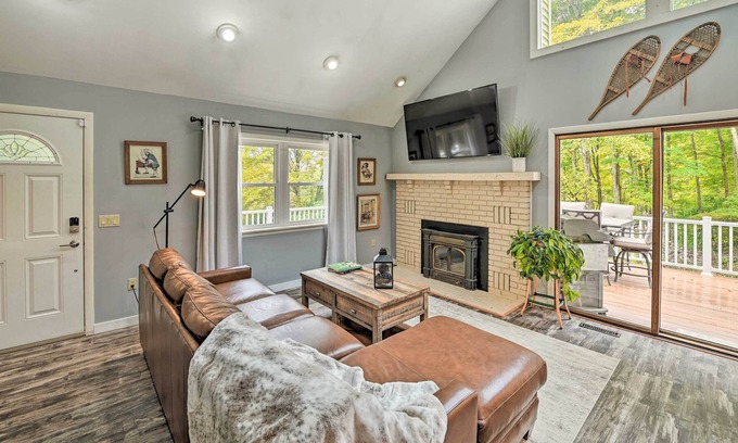 Lanesborough Casa | Spacious Mtn Home ~ 5 Miles to Jiminy Peak!