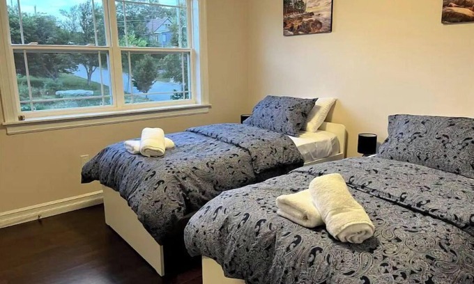 Fairview Casa | New Spacious Townhouse, 15 mns to DT, bckyrd, deck