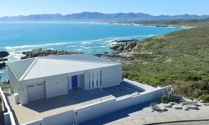 De Kelders Villa | New spectacular villa by the sea Whale watching from the terrace