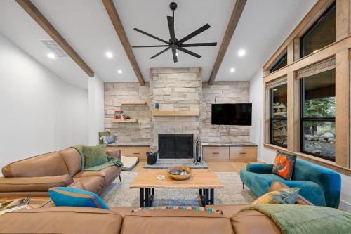 McCall Casa | New! Spring Mtn Paradise - Pet friendly, single level w/hot tub and clubhouse access