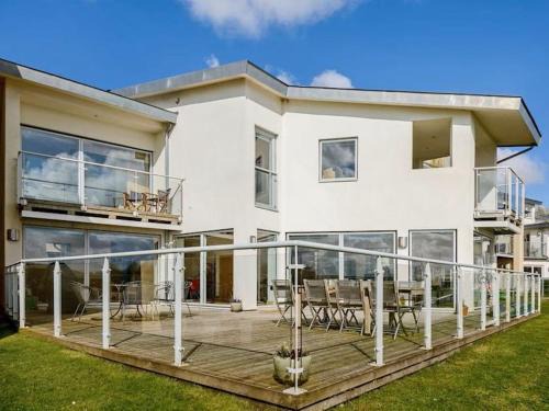 Cirencester Casa | NEW Squirrels Leap Lake Views with Spa Access