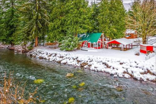 Greenwater Casa | NEW: Steps from White River near Mount Rainier National Park