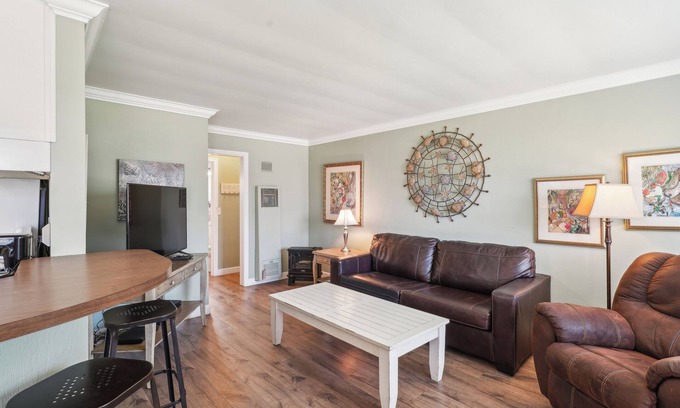 Carpinteria Condominio | Charming Full 1 bed Condo Steps from Sand! with WiFi