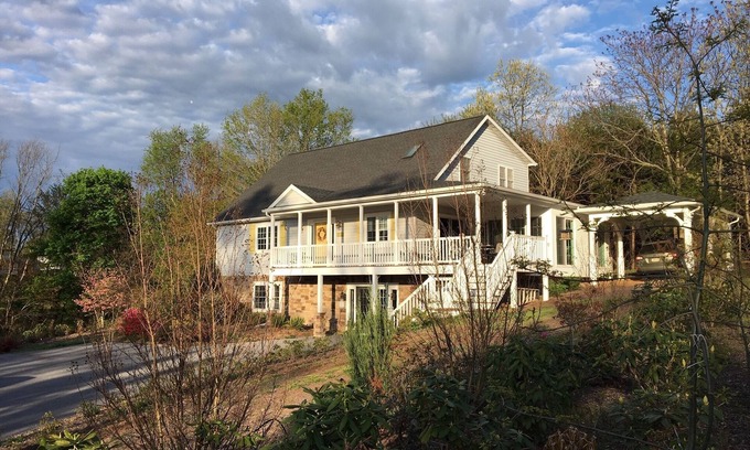 Berkeley Springs Apartamento | New Studio, Quiet Wooded, Near Berkeley Springs