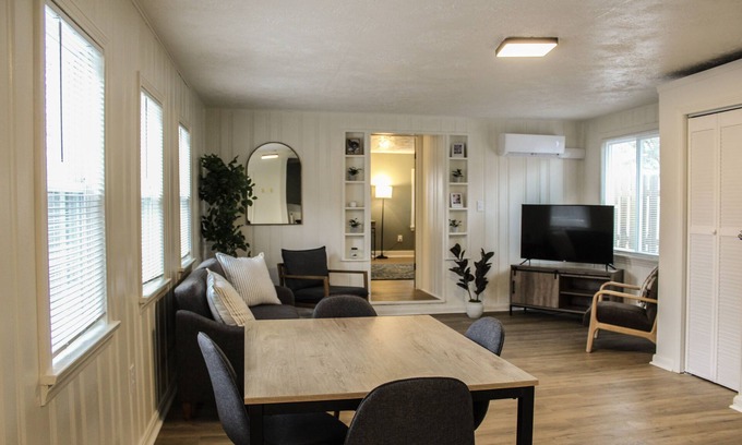 Berea Casa | NEW Stylish and Modern 1-bedroom Bungalow - 4 miles to CLE