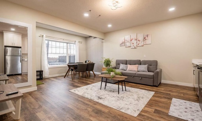 Silverado Apartamento | New&Stylish&Cozy Suit near Spruce Meadows Sleeps 6- Backyard-EV
