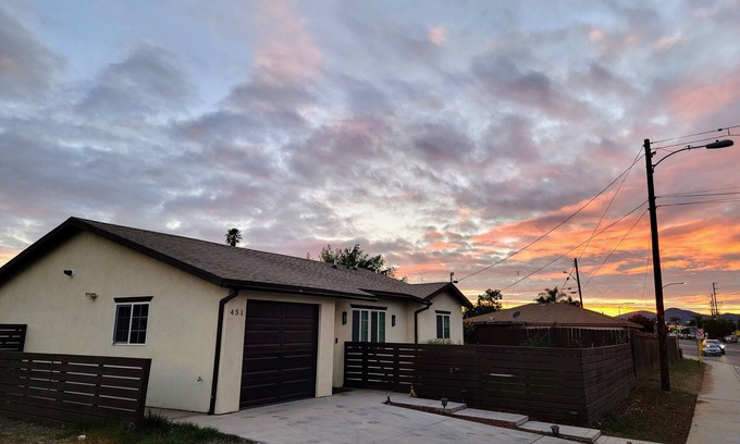 Central Escondido Casa | New! Stylish Home, 4TVs, 5min to Dwntwn! Pets ok!