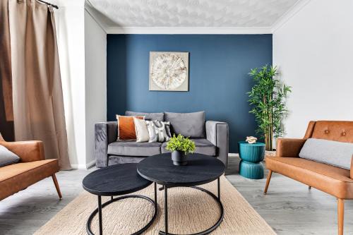 Bedford Apartamento | NEW! Stylish home I Perfect for groups I Parking
