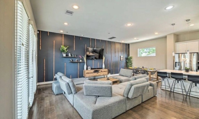 Northside Casa | NEW! Stylish Houston Townhome ~ 3 Mi to Downtown!