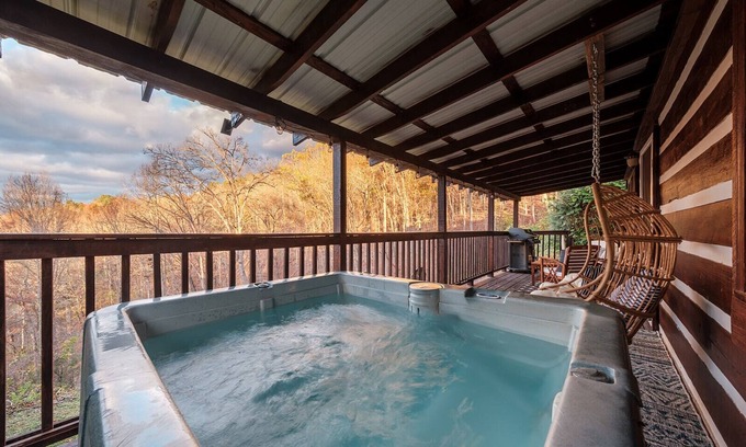 Bryson City Cabina | NEW Stylish Log Cabin w/Hot Tub, Views, Firepit in the Nantahala Forest!