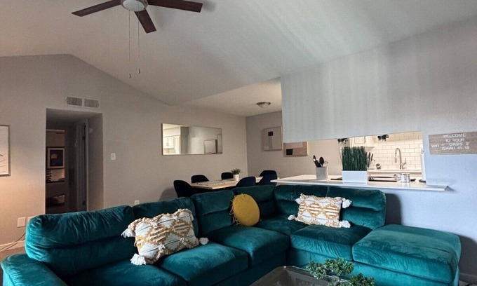 South Lamar Apartamento | NEW Stylish SoLa Oasis - Pool View, Gym+ Office