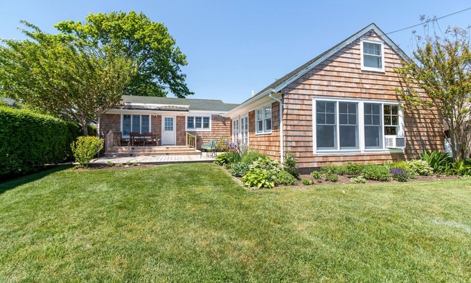 New Suffolk Casa | New Suffolk Waterfront Beach Cottage Steps From Water/Beach/Restaurants and More