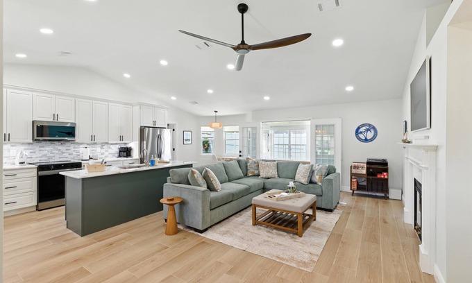 Gulf Breeze Casa | NEW! Driftwood Dreamer Retreat Near Pensacola Beach